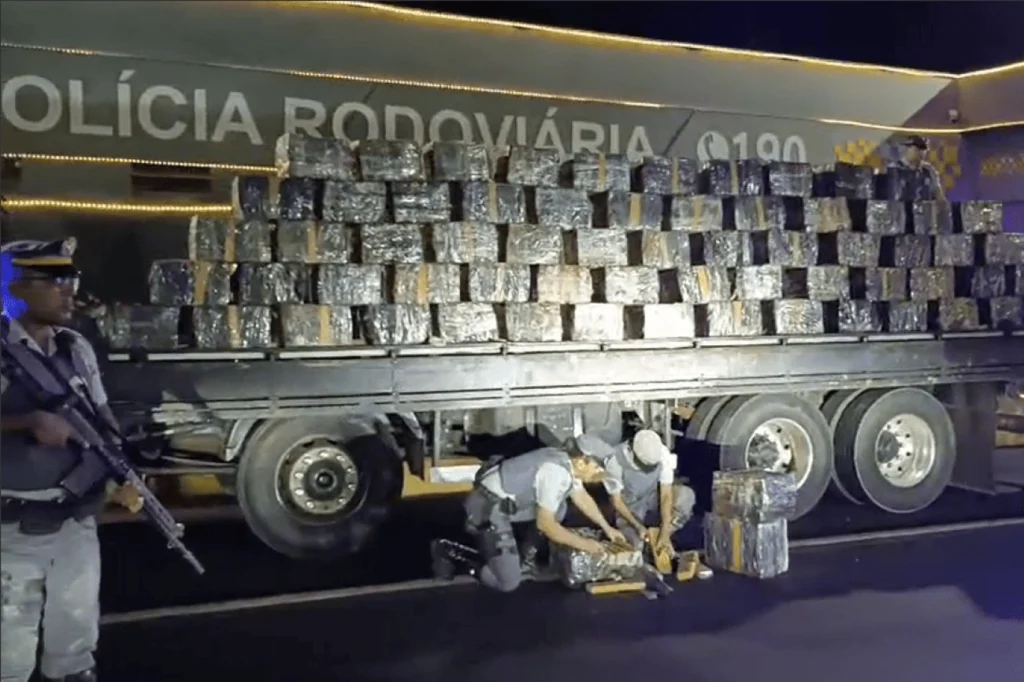 SP: PM prende motorista com 2 toneladas de maconha escondida em sucata SP: PM prende motorista com 2 toneladas de maconha escondida em sucata