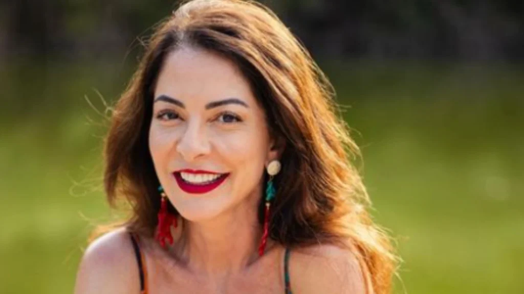 Ana Paula Padrão troca bateria pelo livro em seu Carnaval tranquilo Ana Paula Padrão troca bateria pelo livro em seu Carnaval tranquilo