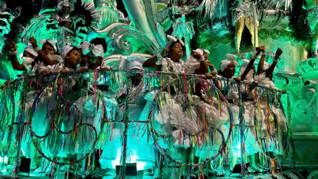 Mocidade Alegre levanta o troféu e escreve a história com 13 vezes mais campeonato