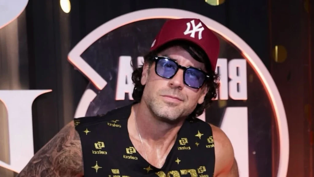 Marcos Pitombo não perde a calma quando Ricky Martin se aproxima