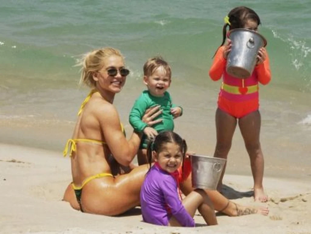 Virginia e os filhos curtiram dia de praia com Vini Jr. no Rio Virginia e os filhos curtiram dia de praia com Vini Jr. no Rio