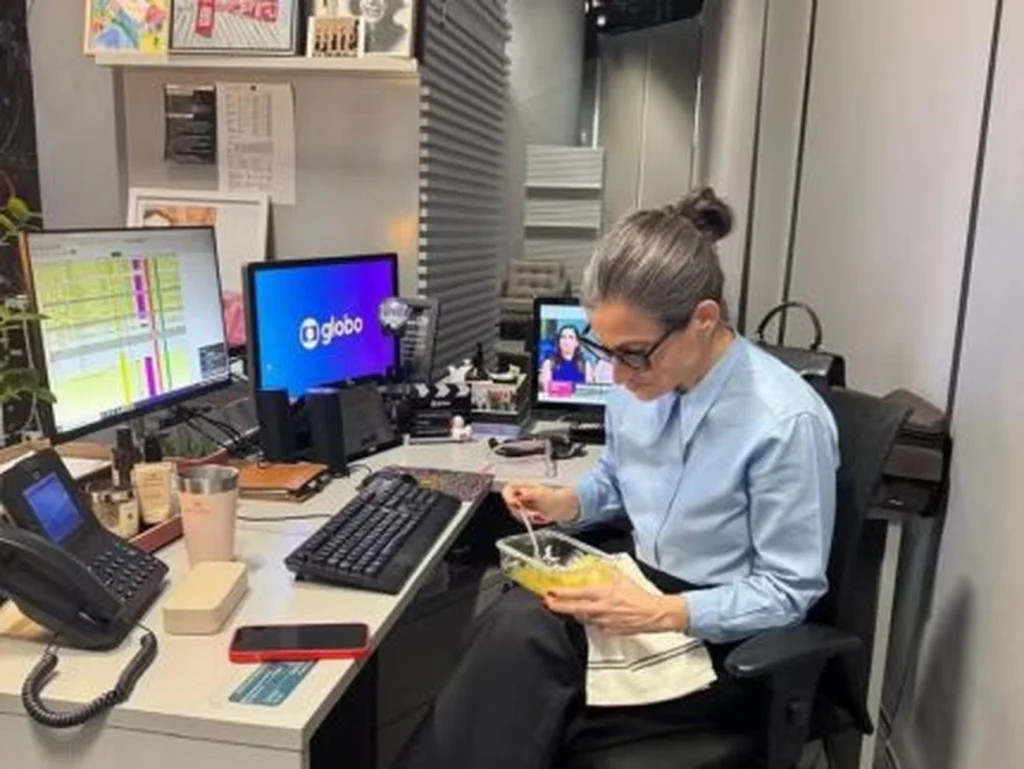 Renata Vasconcellos flagrada marmitando nos bastidores do Jornal Nacional agora