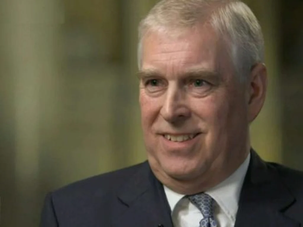 Rei Charles III enfrenta um novo escândalo com irmão preso e acusado de vender segredos sobre Hong Kong