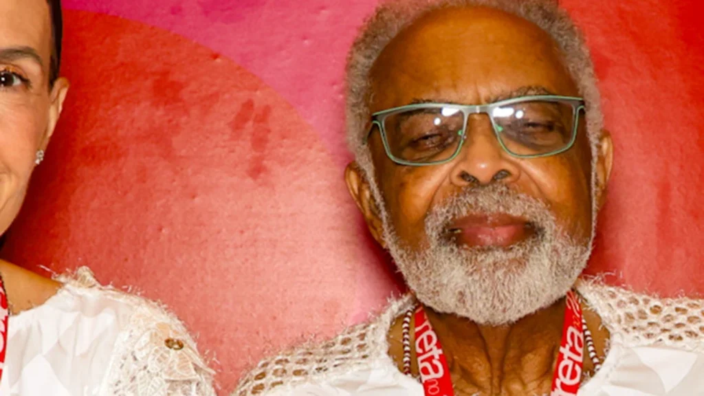 Gilberto Gil e esposa arrasam no Carnaval de Salvador com looks idênticos agora
