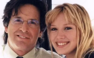 Hilary Duff chora morte de Robert Carradine hoje após longa batalha contra transtorno bipolar