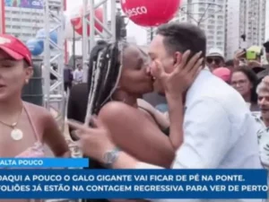 Jornalista é surpreendido com beijo apaixonado de foliã em cobertura de pré-Carnaval