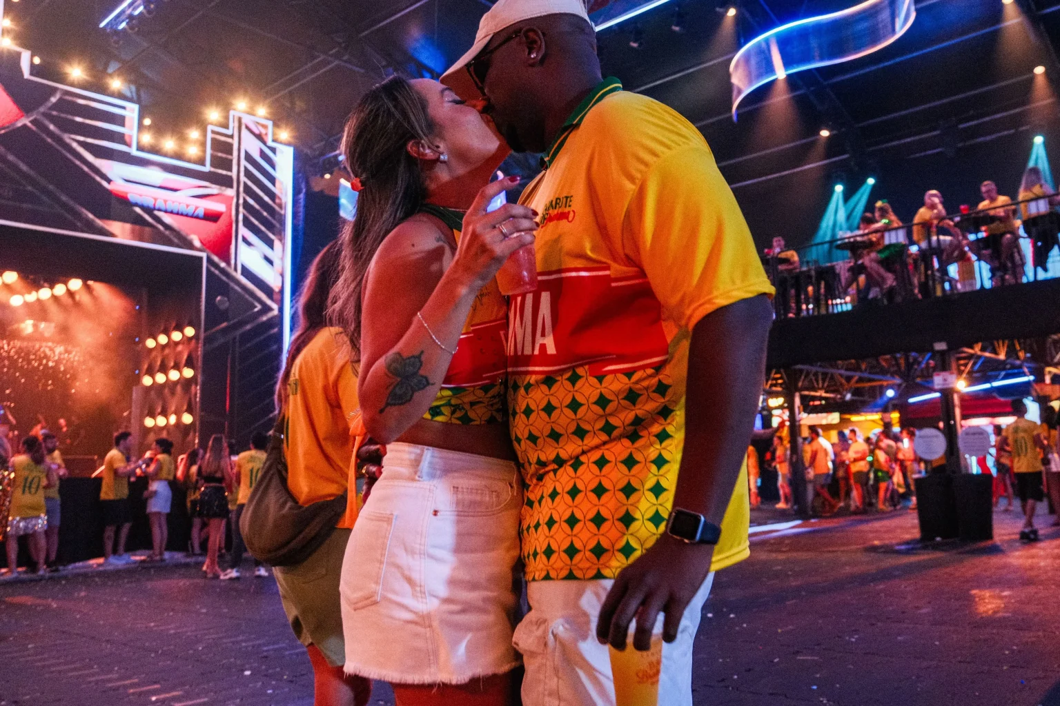 poucos beijos de quem acabou de se conhecer mais selinhos de casais antigos o clima do camarote de carnaval mais concorrido de sp 55997e60 https todaon.com .br