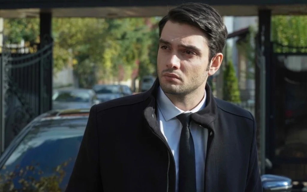 Agora no Túmulo: Amigo Acusado, Traição e Amor Em Foco em Chamas do Destino Agora no Túmulo: Amigo Acusado, Traição e Amor Em Foco em Chamas do Destino