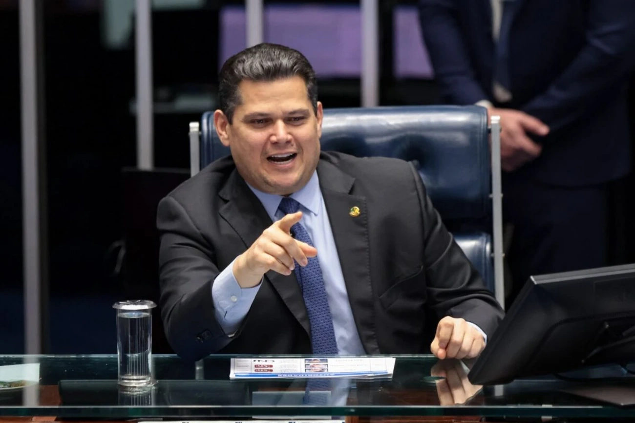Alcolumbre pode aprovar PEC do fim da escala 6×1 agora