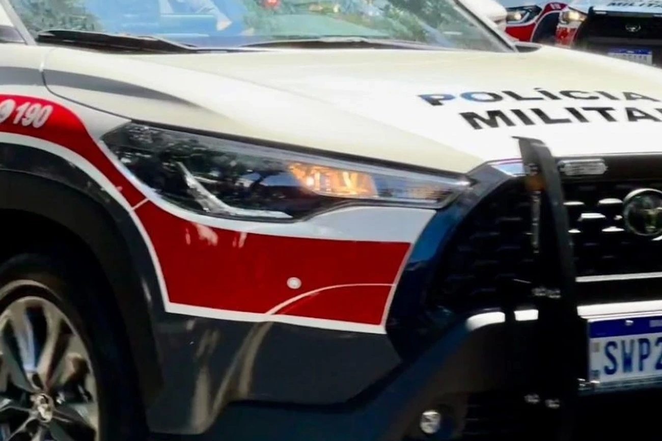 Homem atira em carro com família e mulher é baleada em briga de trânsito em Santo André hoje