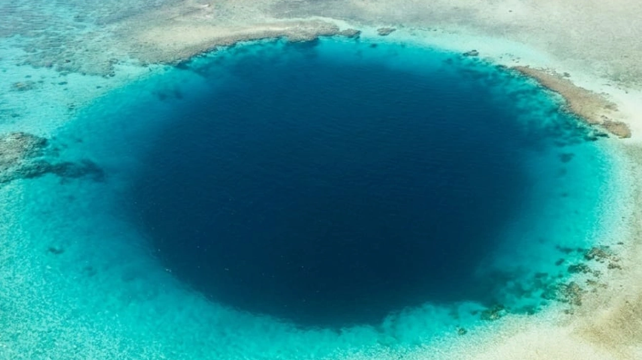 Descubra Agora o Buraco do Dragão, um Sumidouro submarino de 301 metros de profundidade onde a Vida Se Desfaz sem Oxigênio
