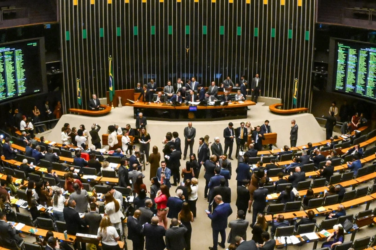 Deputados do DF celebram fim da escala 6×1 agora veja como foi a votação