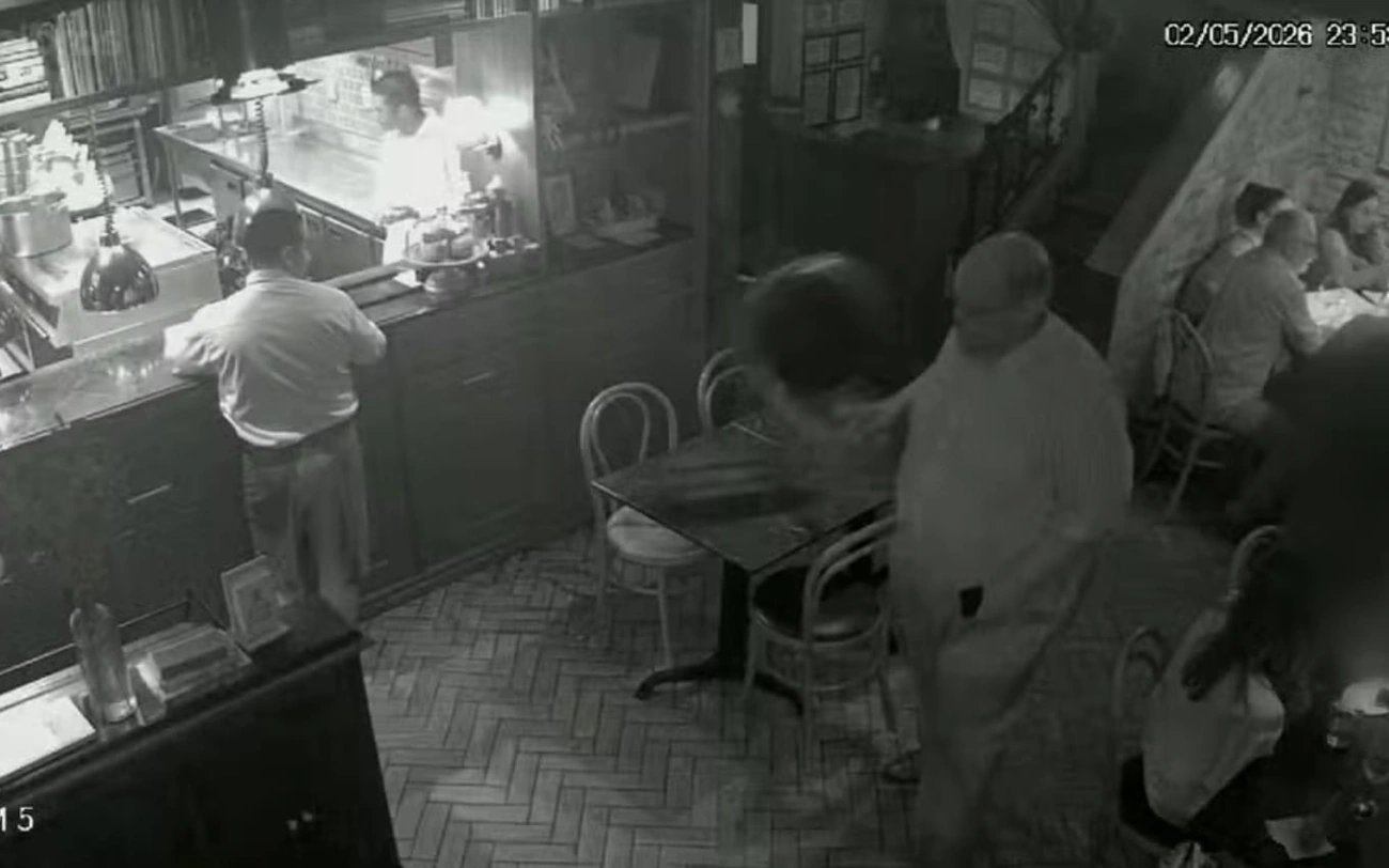 Ed Motta explode em restaurante: Vai tomar... por taxa de rolha e mais de 6000 reais extra