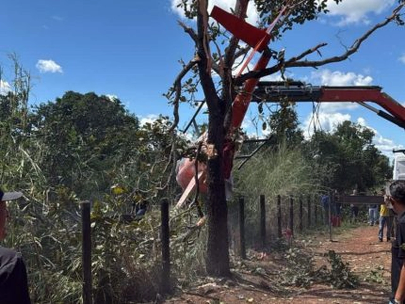 Helicóptero de Henrique e Juliano pousa forçado em fazenda no Tocantins hoje