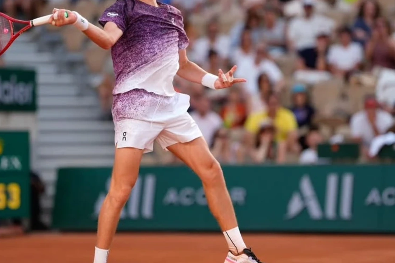 João Fonseca, 19 anos, surpreende e vence Djokovic em Roland Garros hoje
