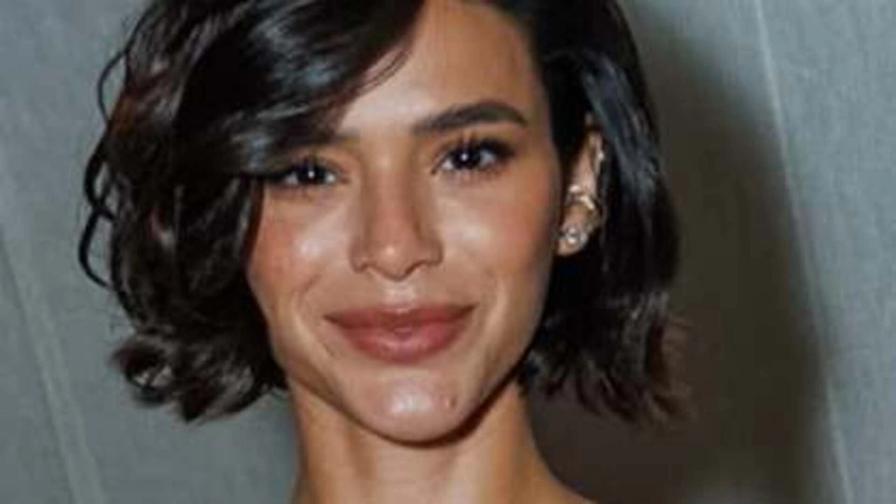 Bruna Marquezine causa furor em evento com look ousado e apertado hoje