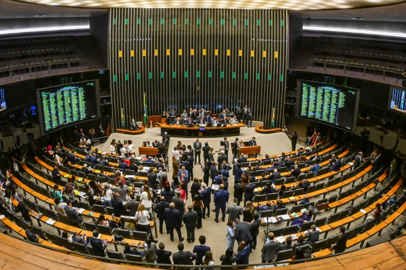 Câmara rejeita 6×1 e aprova nova jornada de 40 horas semanais hoje